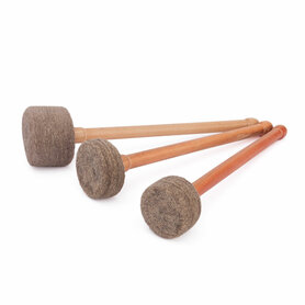 Houten klepel met vilt voor klankschaal